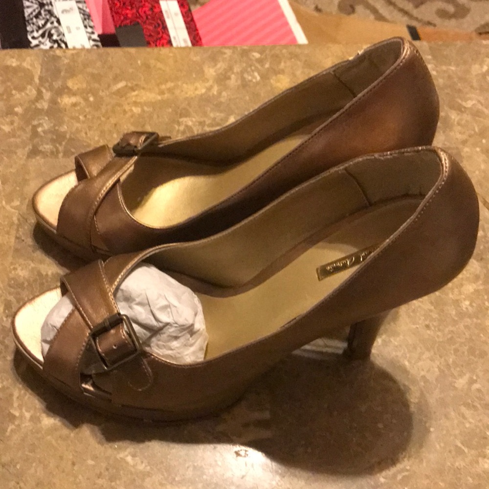 4/ $25 Peep toe pump